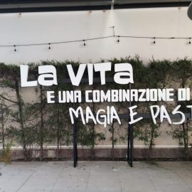 Litere volumetrice din forex montate pe suport metalic.