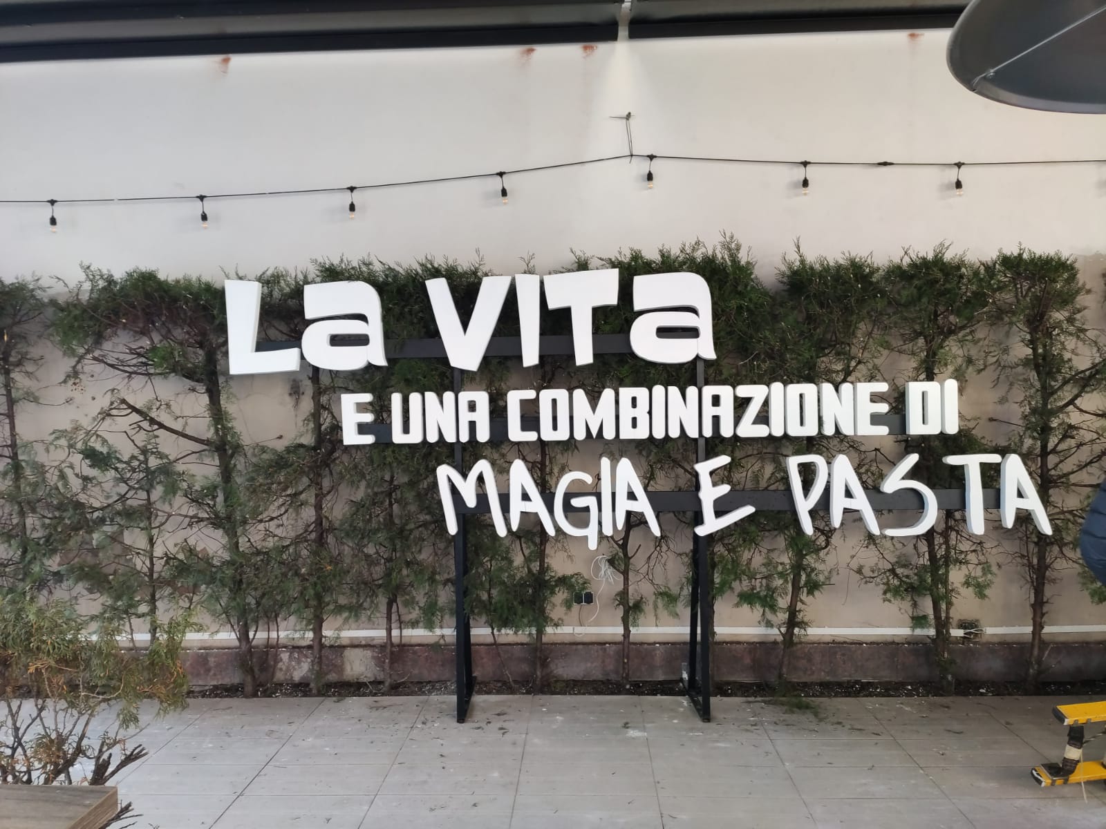 litere volumetrice bucuresti Litere volumetrice din forex montate pe suport metalic.