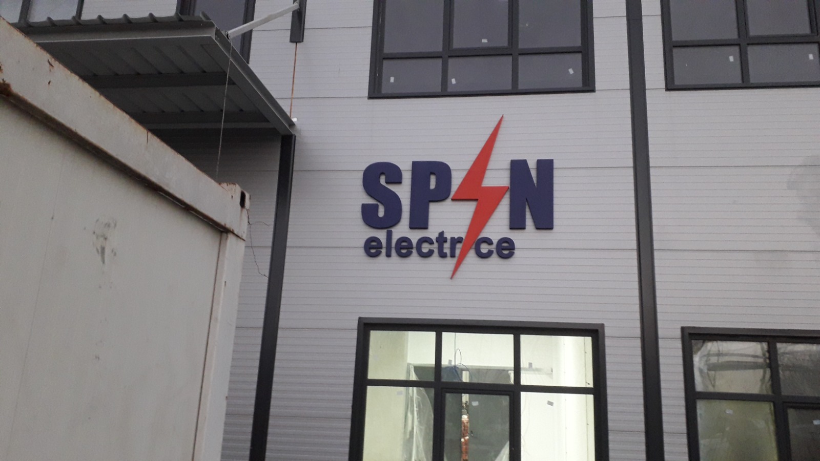 litere-volumetrice-montate-pe-exterior